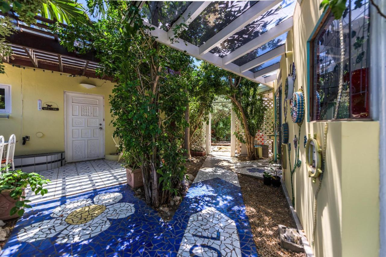 Sunflower Villa Studios Palm Beach Eksteriør billede
