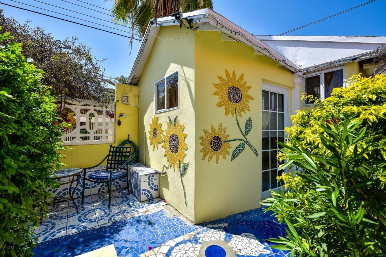 Sunflower Villa Studios Palm Beach Eksteriør billede